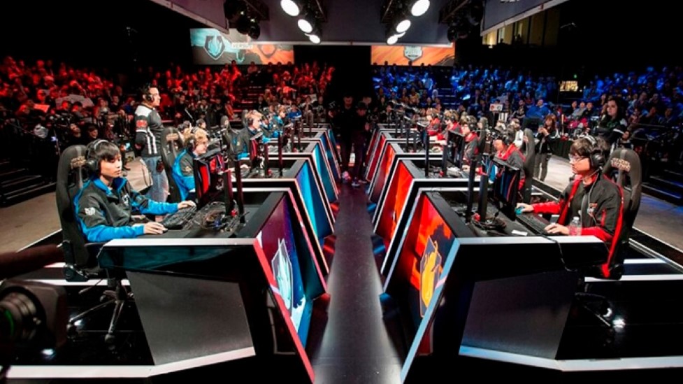 Image montrant deux équipes Esportives avec une foule derrière eux